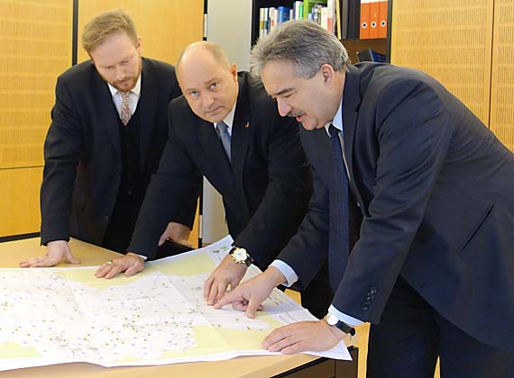 Josef Rief (rechts) erklärt Staatssekretär Rainer Bomba (2.v.r.) die Situation an der B465.